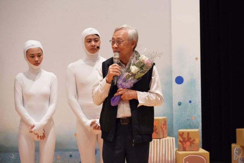 政治受難者陳欽生(右一)致詞