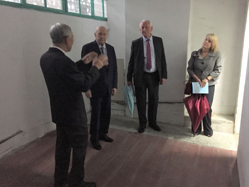 照片2.政治受難者前輩陳欽生先生(左一)於景美看守所33號押房內,還原當年遭迫害的白恐真相