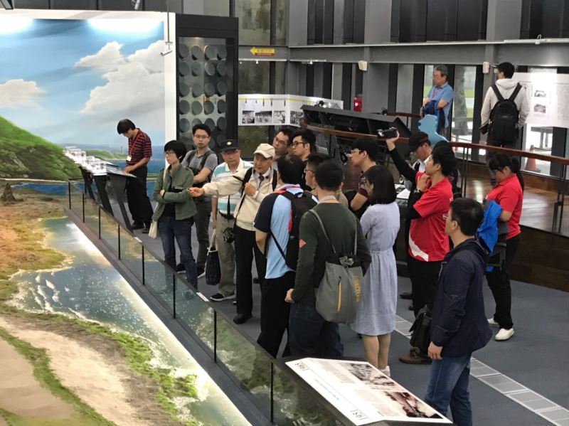 圖片1__受難者前輩張則周(中)於綠島紀念園區與法官學院人權教育專班學員對話交流