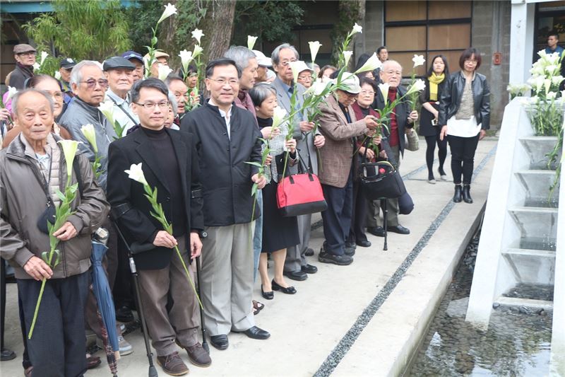 與會者獻花完成景美人權紀念碑竣工巡禮