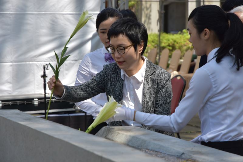 文化部丁次長獻花致意