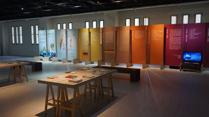 「原音重現」主題展板搭配原住民族文學與轉型正義專書展示