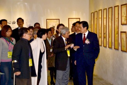 馬英九總統與龍應台部長參觀政治受難者捐贈文物特展2