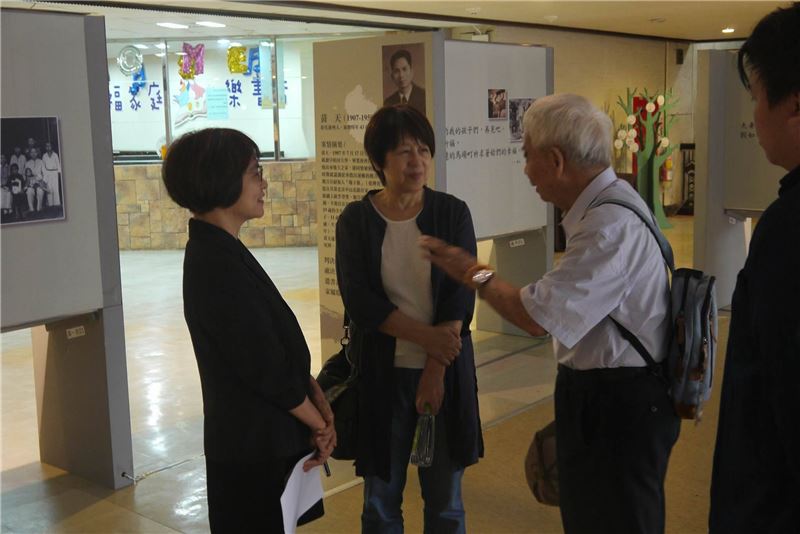 2.政治受難者黃賢忠之女黃新華女士左(二)分享生命故事 (2)