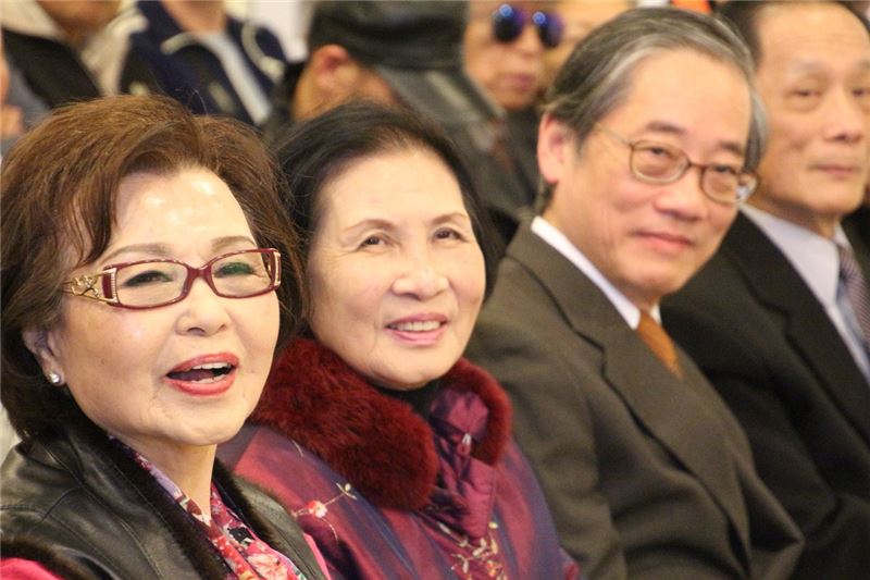 國寶級台語歌后紀露霞(左1)與鄭秀文(左2)聆聽當年灌製的台語電影主題曲滿是驚喜,右為白克先生公子白崇亮、白崇光先生