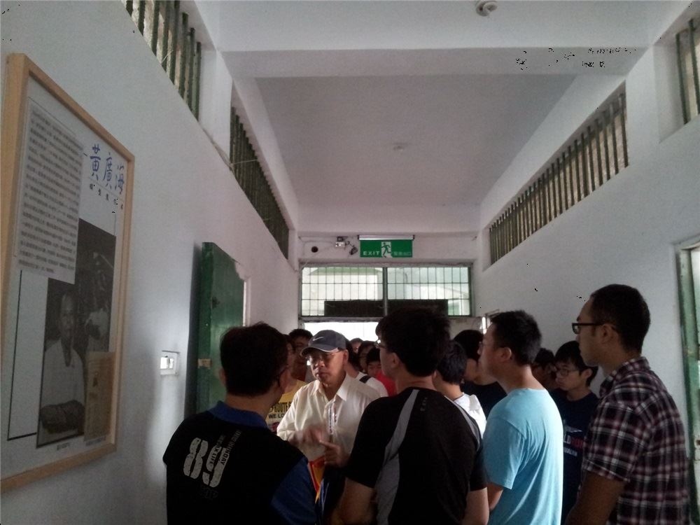 受難者陳欽生前輩為學生解說受難者被關押在感訓監獄(綠洲山莊)押房內的生活情形