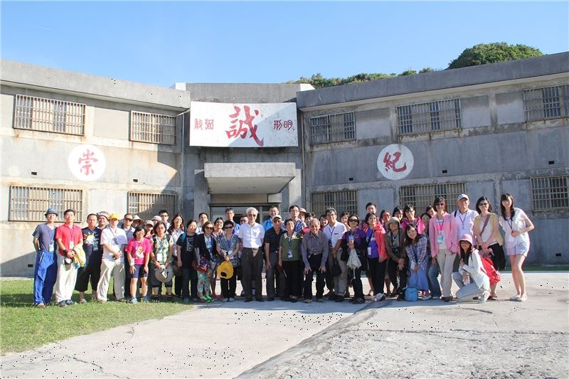 人權種子教師於綠洲山莊八卦樓前合影