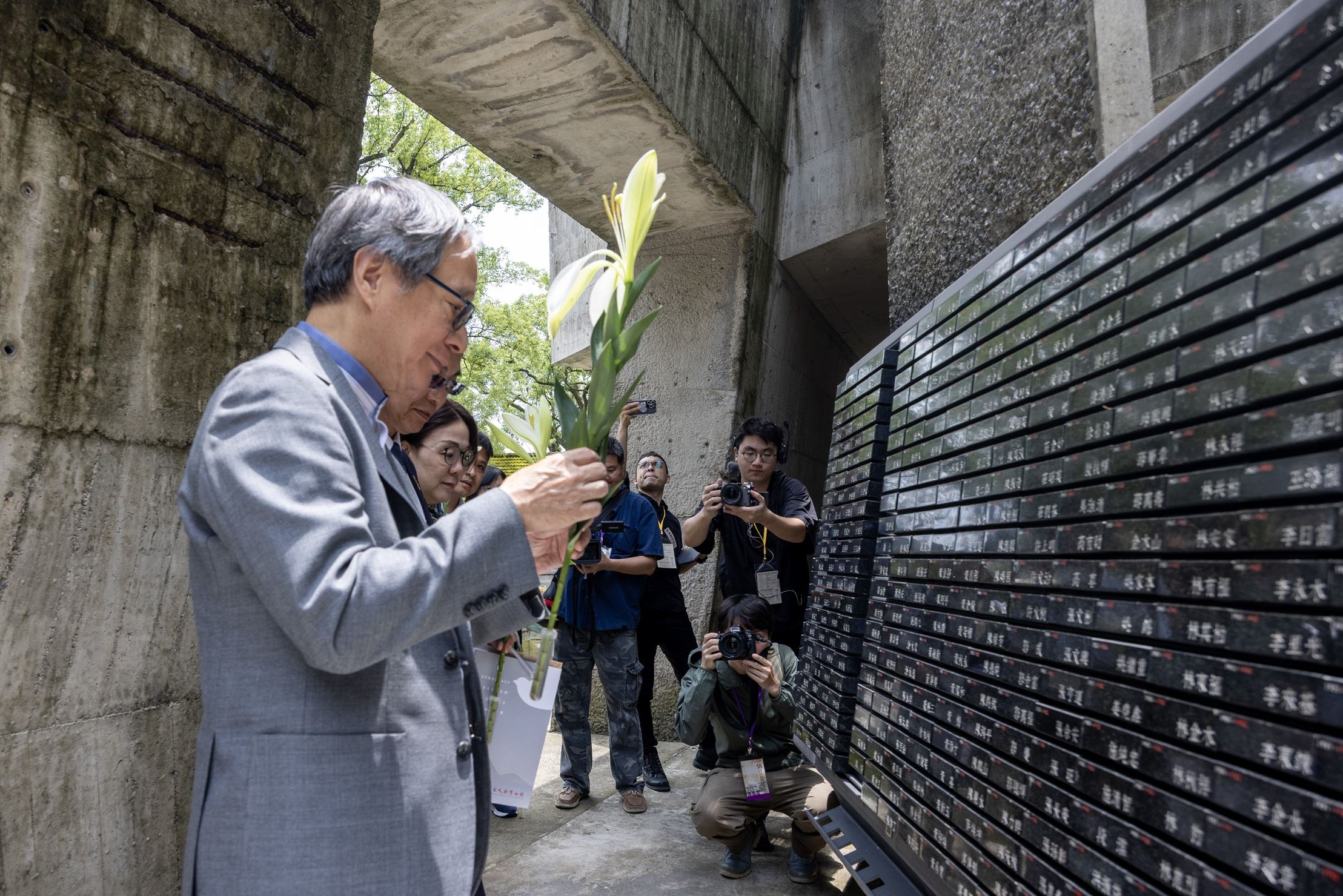 文化部長李遠在519白色恐怖記憶日典禮後,至人權紀念碑獻上象徵人權與自由的鐵砲百合。