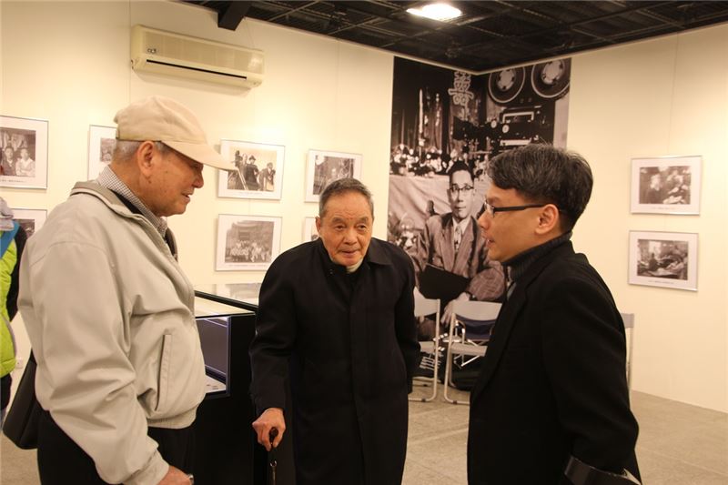 國家人權館籌備處主任王逸群(右)向出席特展開幕的受難者前輩蘇玉鑑(左)、高文章(中)致意問候新年好