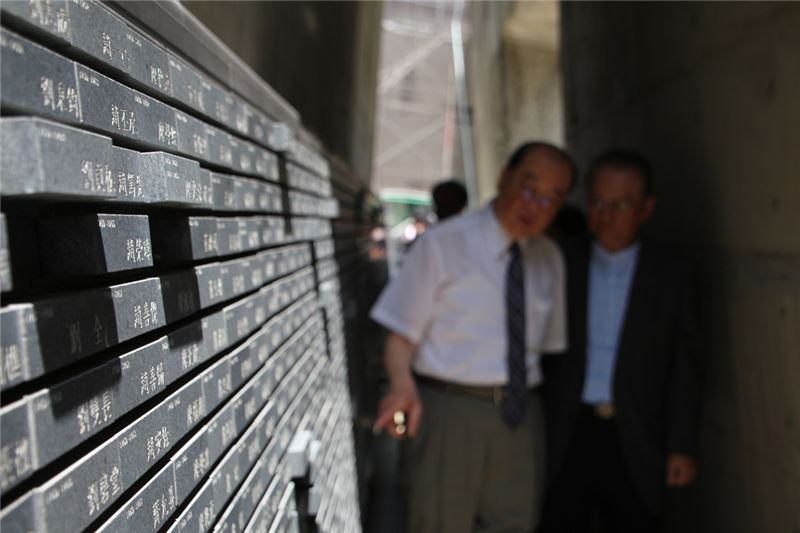 洪部長(左)陪同簡明仁董事長感受景美人權紀念碑的整體氛圍