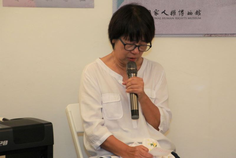 黃新華老師看著父親黃賢忠前輩獄中寫給母親的最後一封信,忍不住悲從中來