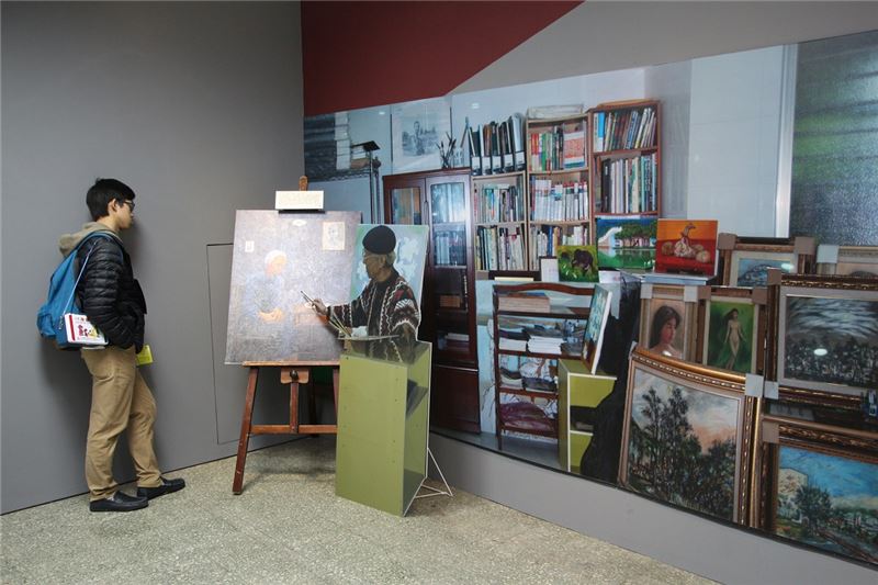 參觀學生於特展畫室裡,認真揣摩歐陽文前輩創作時的心境