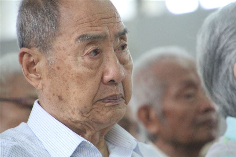 受難者長輩聆聽「黃昏的故鄉」歌謠時忍不住眼眶泛淚