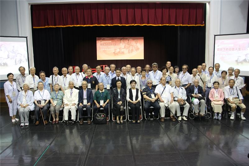 文化部長鄭麗君、次長丁曉菁(前排中)與受難者長輩們合影。