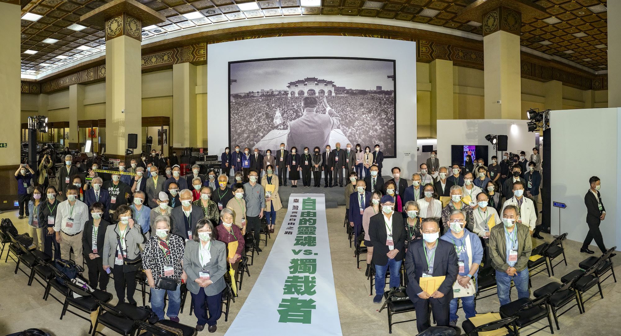 背版圖為攝影家劉振祥於1990年拍攝野百合學運,民眾聚集在中正紀念堂廣場的歷史影像;今(7)日記者會再度操刀,為政治受難者前輩、家屬及各界貴賓留下歷史性的一刻,與當年時空背景照相互呼應。(攝影 :劉振祥)