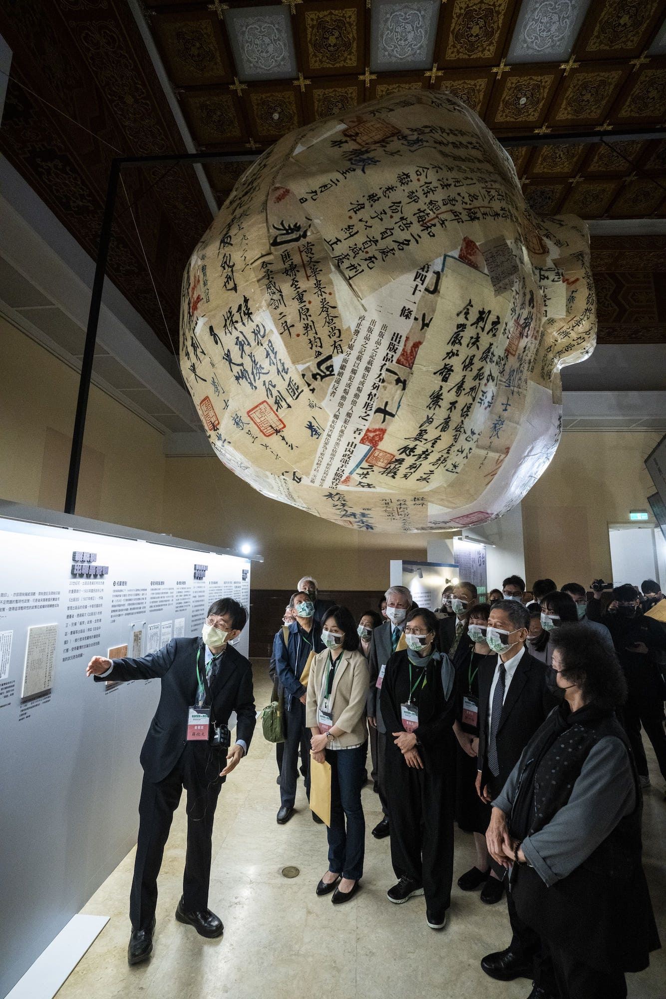 策展人薛化元(左1)為與會貴賓們導覽「自由的靈魂vs.獨裁者:臺灣言論自由之路」第一單元:言論箝制體制的形成(攝影 :劉振祥)