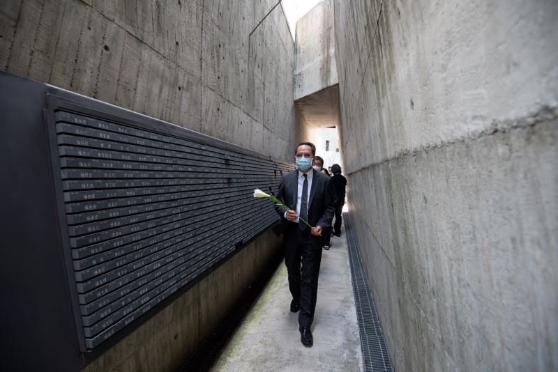 文化部政務次長彭俊亨帶領繞行紀念碑