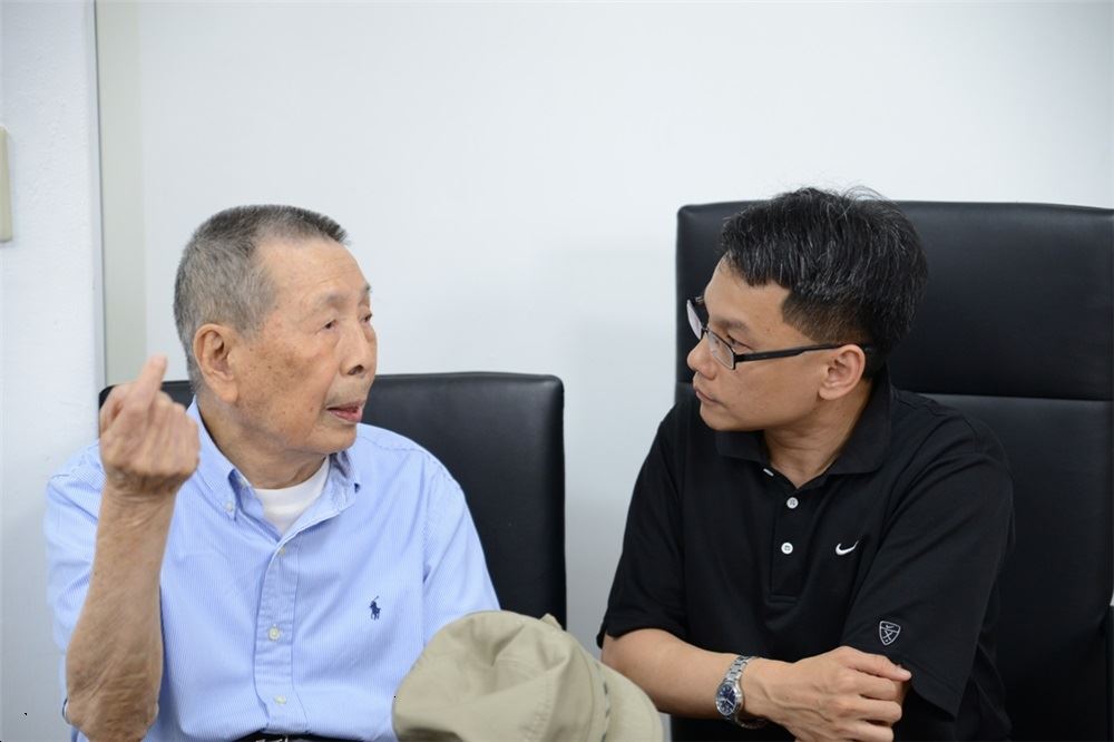 政治受難者林麗南(左),王逸群主任(右)