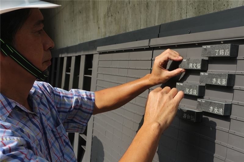 營造廠負責人仔細確認錄名者石刻於紀念碑體的序列定位