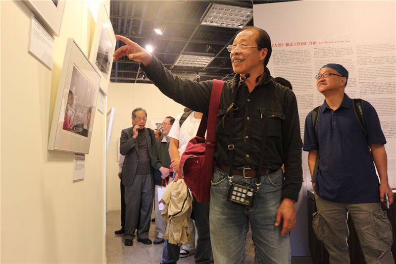 關曉榮先生向與會貴賓介紹這批特別挑選出《人間》雜誌中具代表性的照片