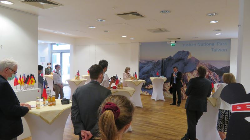 駐德國臺北代表處大使謝志偉致詞,現場恪遵新冠肺炎疫情社交距離規定。