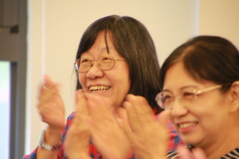 歐陽文前輩之女歐陽煇美老師(左)