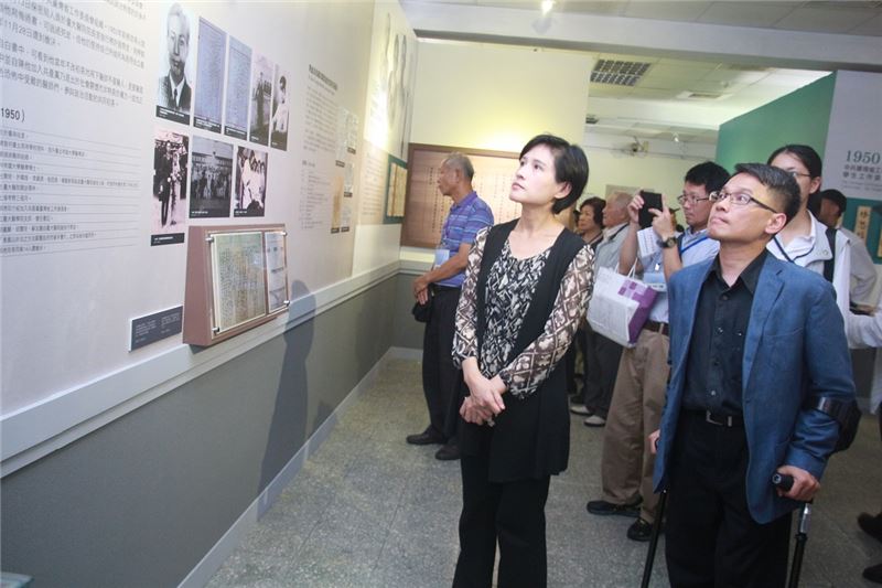 國家人權博物館籌備處主任(右)陪同鄭麗君部長及受難者長輩,仔細參觀白恐受難醫師特展。