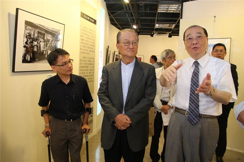 洪部長參觀簡吉農民組合特展時有感而發,肯定展出史料的豐富多元