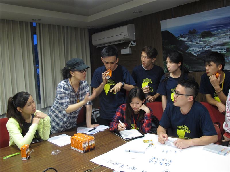 實作課程人權咖啡館,作家黃奕瀠講師一同參與議題討論,學員與講師互動熱烈。 (Copy)