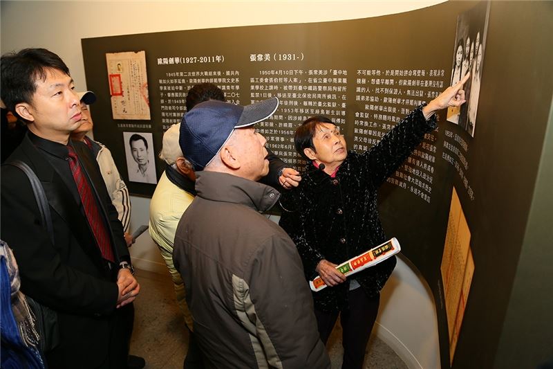 張常美前輩帶領與會貴賓進行展場巡禮