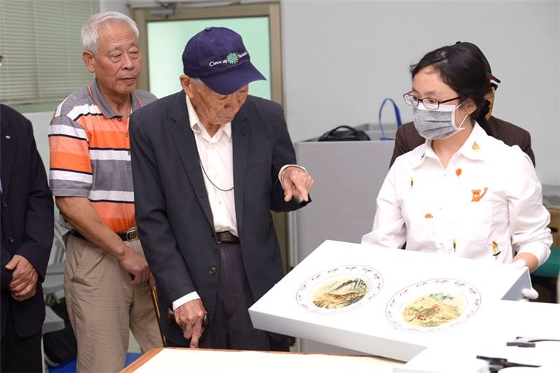 政治受難者韓佐樑介紹難友沈匡宇捐贈瓷盤