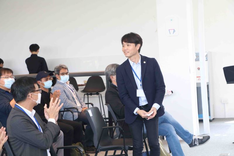 成大藝術中心藝術長馬敏元向來賓致意