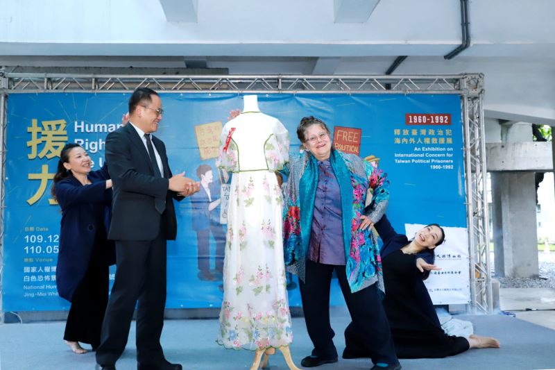 文化部次長彭俊亨(左)、人權救援者艾琳達(右)合照,中間為艾琳達當年結婚禮服