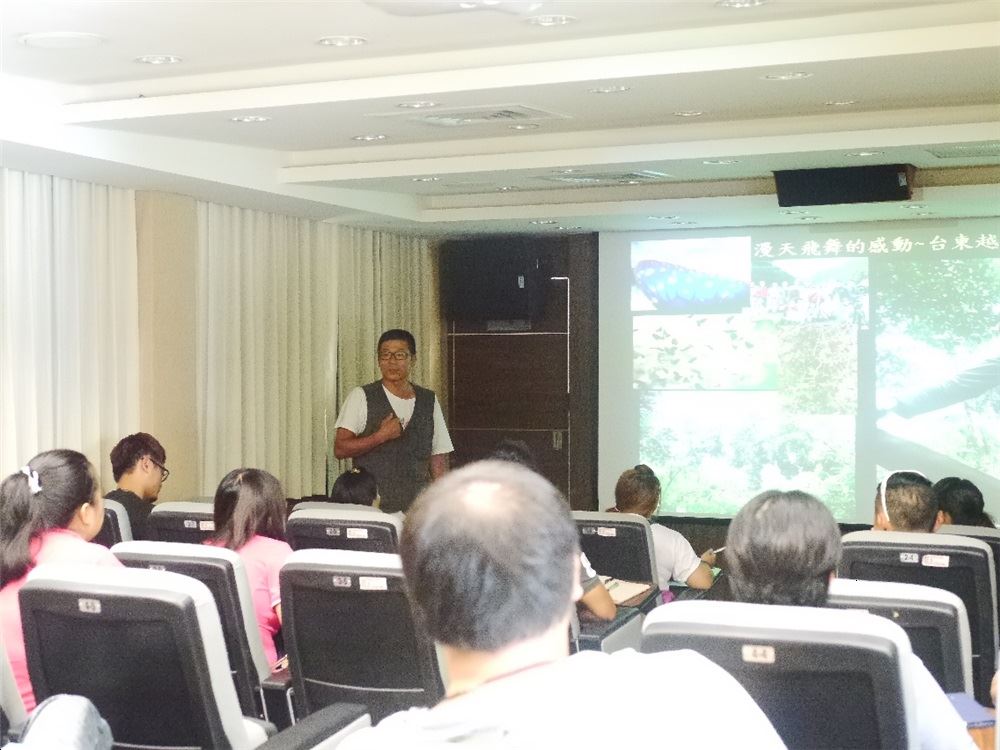 生態工作者呂縉宇講解綠島生態大環境及生態資源