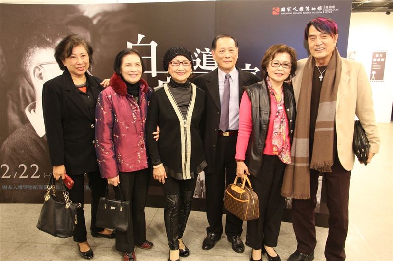 《瘋女十八年》女主角小艷秋(左3)等電影人與白克公子白崇光先生(中)共同合影