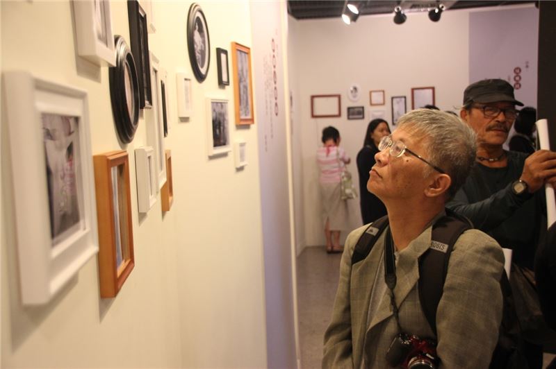 與會者專注地看展,以瞭解理想主義實踐者鍾浩東先生的故事