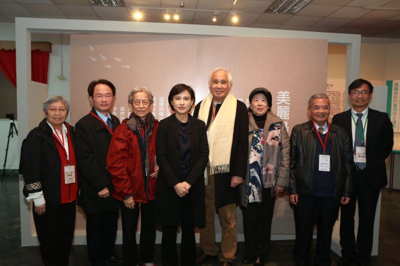 (左起)何康美女士、國史館館長陳儀深、張富美女士、文化部長鄭麗君、總統府資政姚嘉文、藍美津女士、黃天福先生、人權館館長陳俊宏