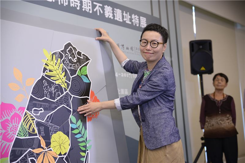 文化部丁政務次長曉菁出席記者會,並放上象徵臺灣空間解嚴的拼圖。