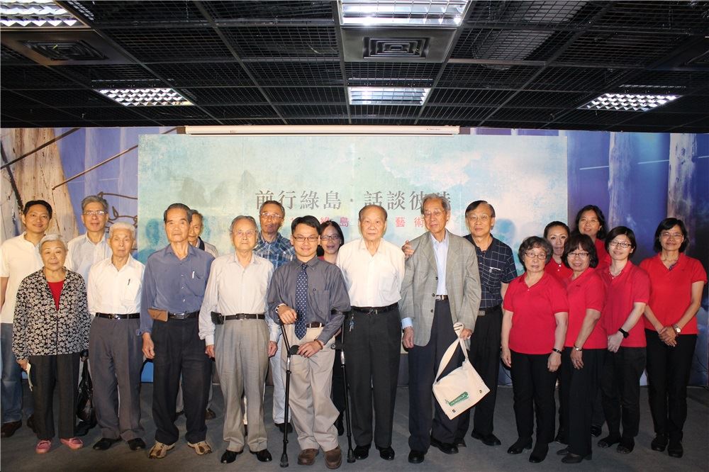 籌備處王主任逸群及與會受難者I及和平歌詠隊成員合影