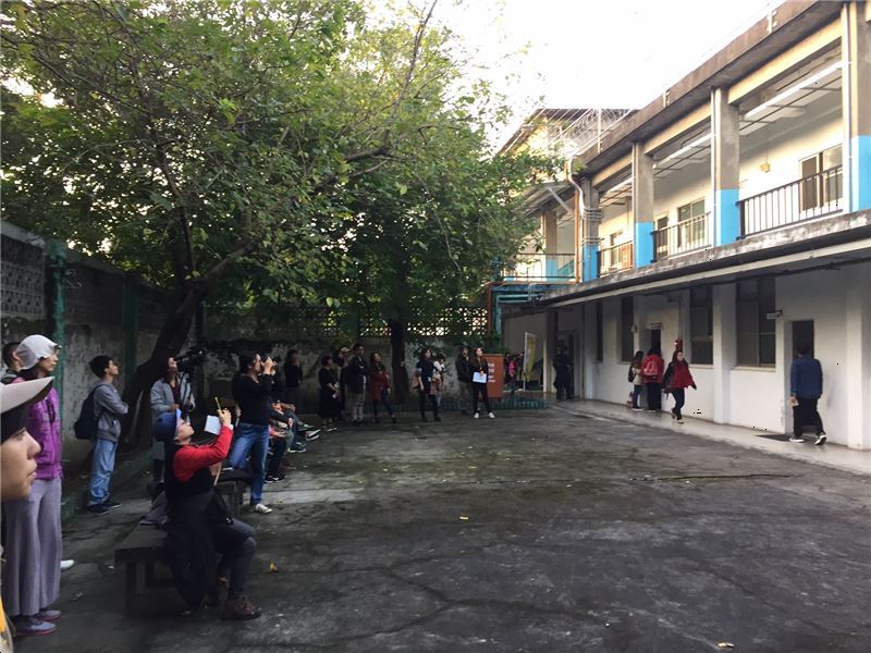 仁愛樓看守所面會室前,大批觀眾欣賞劇場工作者透過肢體語言表達的白恐創傷記憶