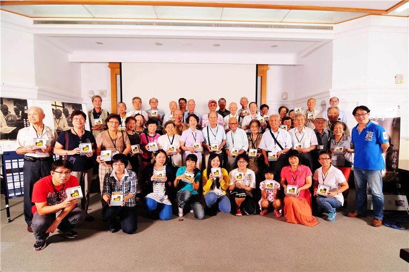 政治受難者前輩們拿著手做無酸保護盒留影