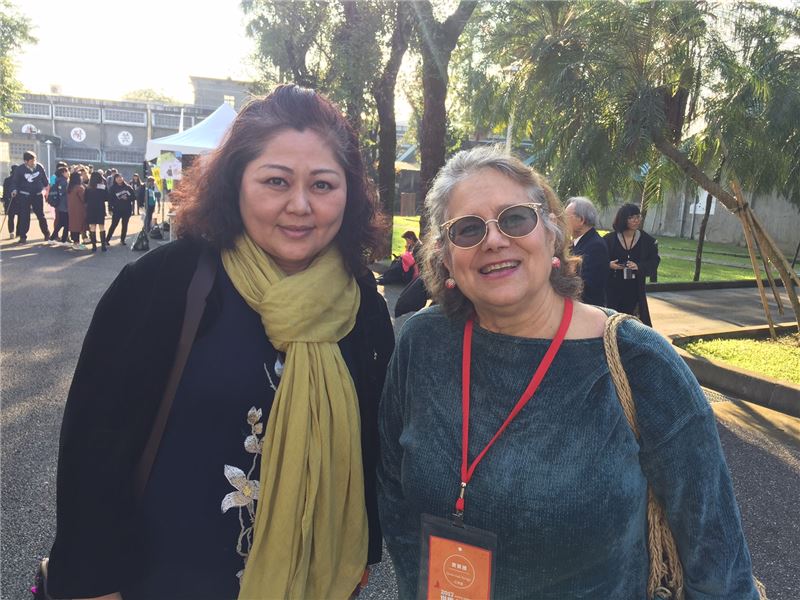 人權鬥士艾琳達女士(右)親臨景美園區人權日活動現場,與臺灣性平教育推動者孫瑞穗老師合影