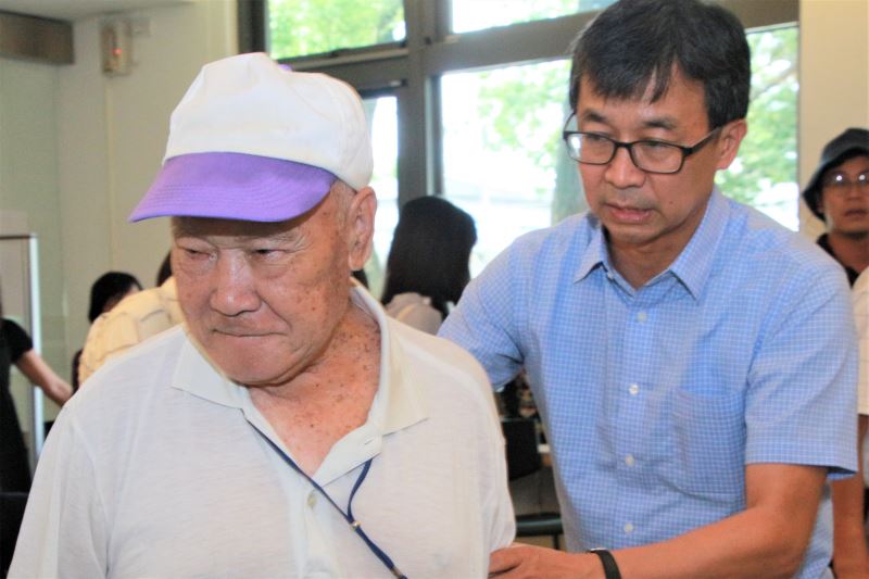 圖3_毛扶正前輩(左)還原當年海軍鳳山招待所的受難遭遇