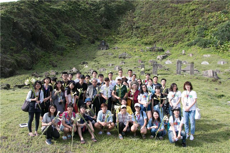 圖說六:政治受難者張則周、蔡焜霖、陳欽生前輩帶領學員,在十三中隊為過世的往生者獻上百合花。