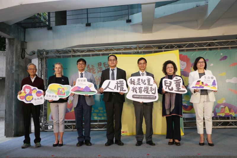 行政院政務委員林萬億(右三)、文化部政務次長彭俊亨(左四)、教育部政務次長范巽綠(右二)、人權館館長陳俊宏(左三)、與會貴賓為特展揭幕