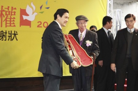 陳孟和先生手持小提琴交予馬英九總統