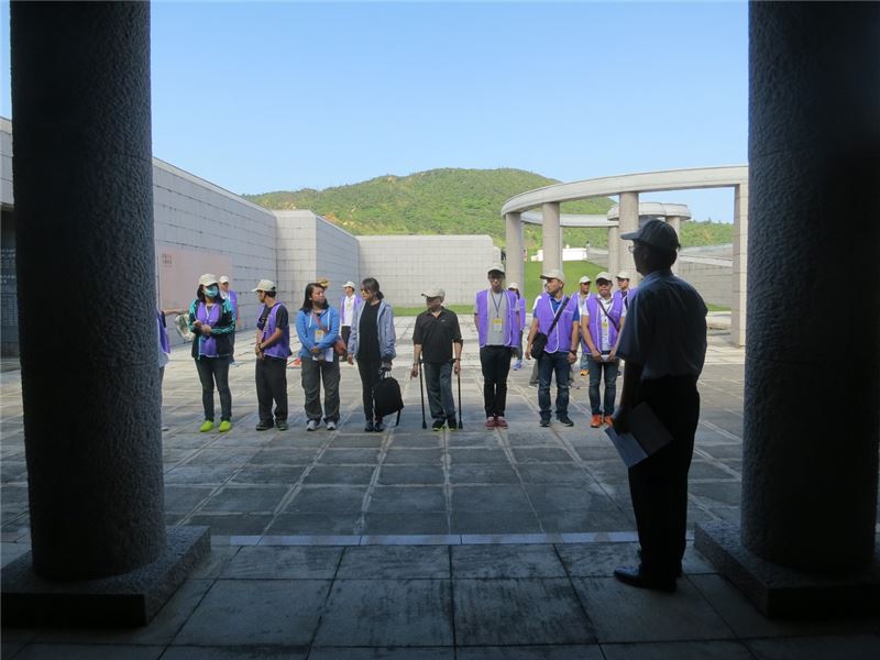 圖2_人權館籌備處主任王逸群親率同仁於綠島人權公園垂淚碑前排練晚會活動追思儀式