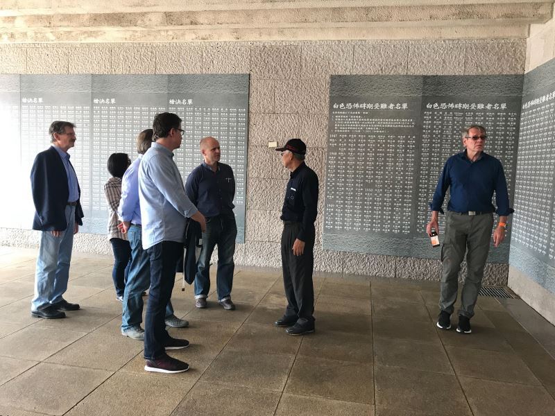 貴賓們由陳欽生前輩帶領前往人權紀念碑觀看受難者名單