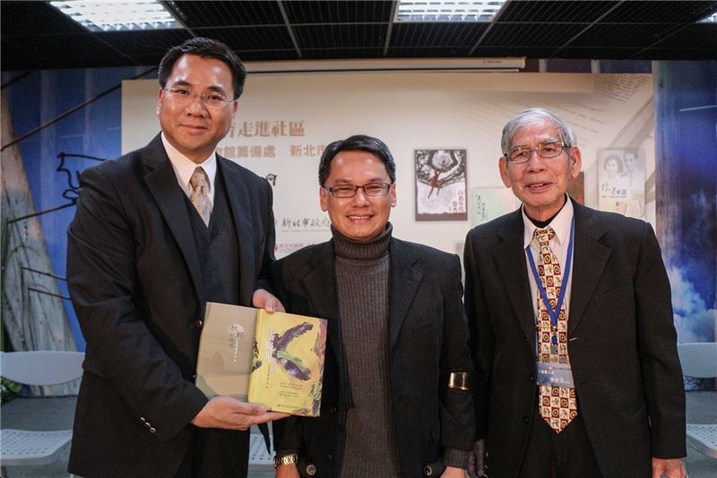 由左而右為新北市立圖書館唐連成館長、國家人館籌備處主任王逸群、政治受難者前輩陳新吉