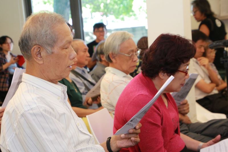 與會者等共同學唱黎子松老師的作品《木棉花》